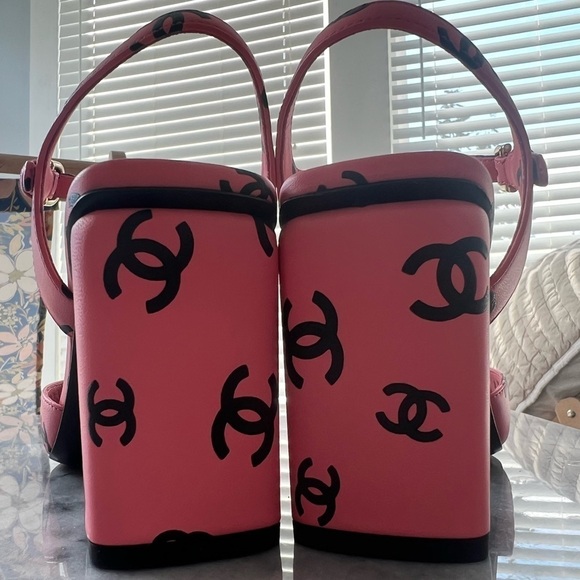 Chanel Pink and Black Printed Lambskin Sandals 22S Size 38 - Picture 11 of 13